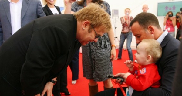 Сыну Элтона Джона молоко присылают по почте