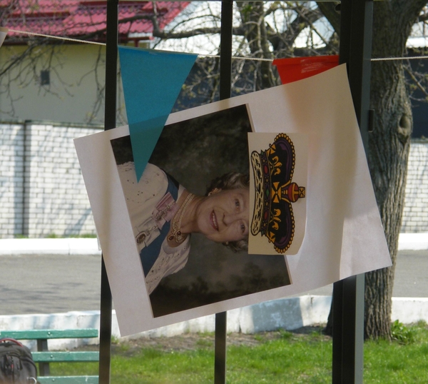 Школьники отметили королевскую свадьбу