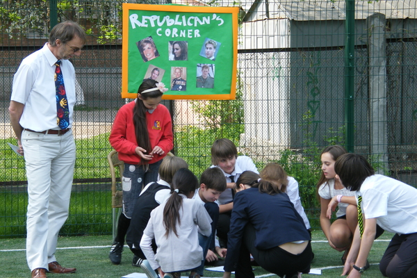 Школьники отметили королевскую свадьбу