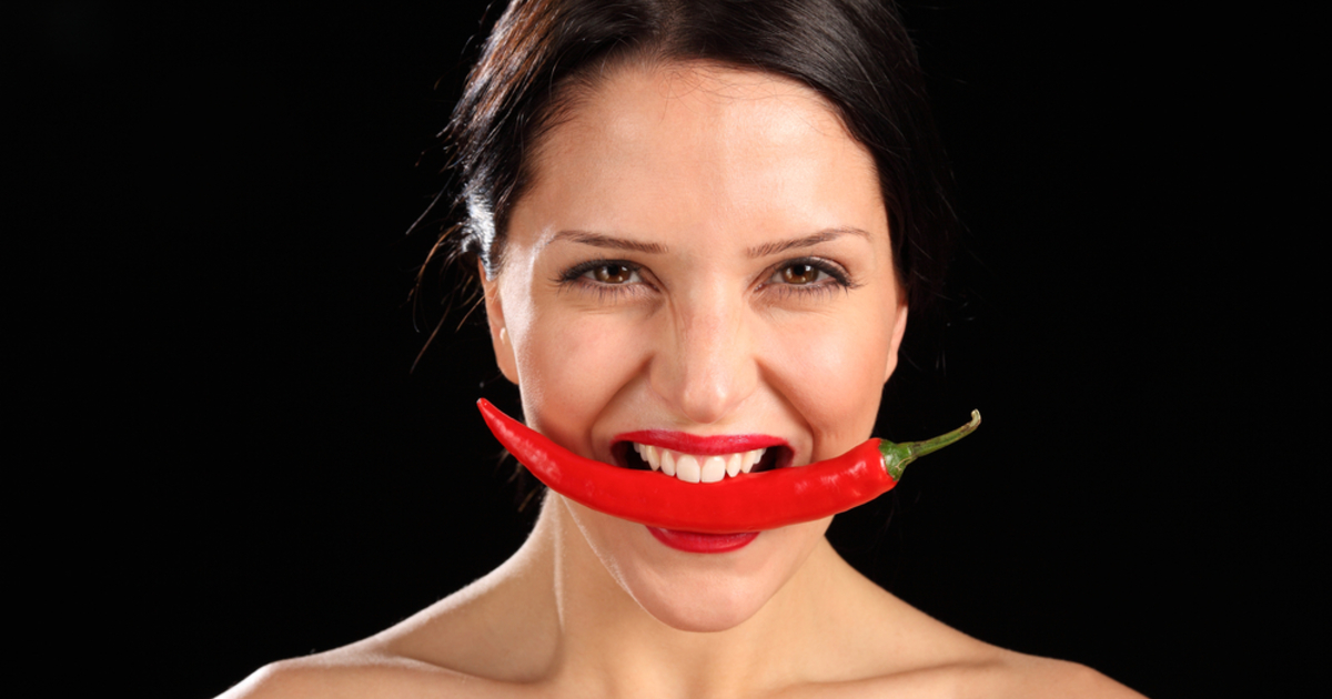 Острый перец во рту. Перец во рту. Девушка с перчиком. После сладкого горечь во рту. Привкус перца во рту.