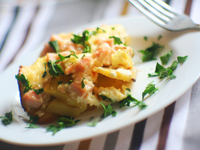 Картофель под сырным соусом с ветчиной