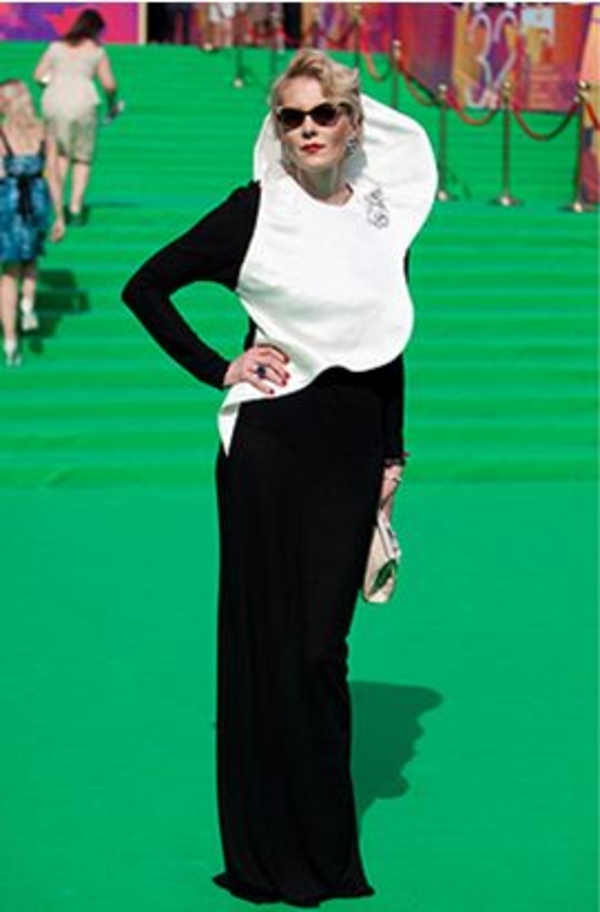 Рената Литвинова и Олимпия Скэрри в одинаковых платьях