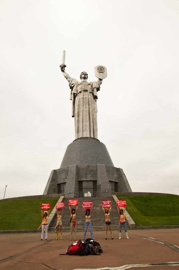 FEMEN разделись для ветеранов ВОВ