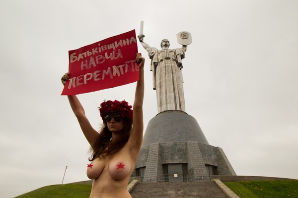FEMEN разделись для ветеранов ВОВ