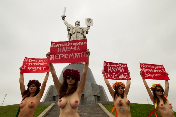 FEMEN разделись для ветеранов ВОВ
