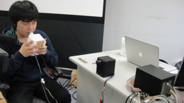 Изобретен передатчик поцелуев на расстояние