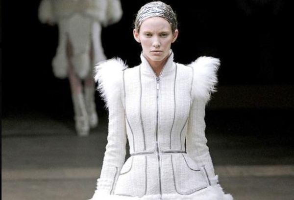 Контрастная коллекция Alexander McQueen осень-зима 2011