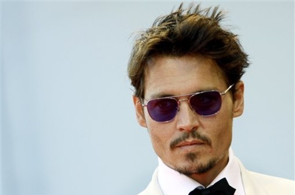 Джонни Депп не может передвигаться сам