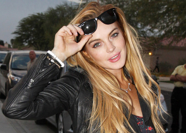 Линдси Лохан показала голую грудь на пляже