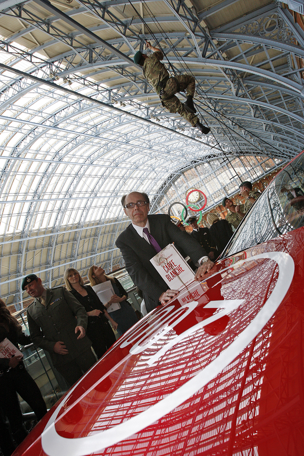 Вышла в свет новая книга о Джеймсе Бонде: каждая страница пробита пулей