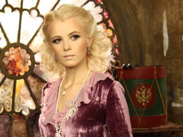 Мика Ньютон спела под землей