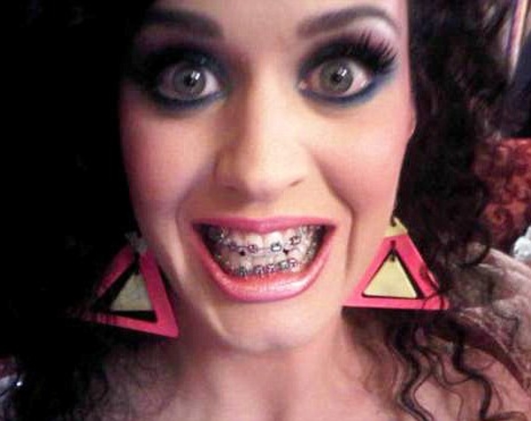 Кэти Перри превратилась в дурнушку