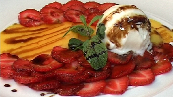 Карпаччо из моцареллы с клубникой и базиликом
