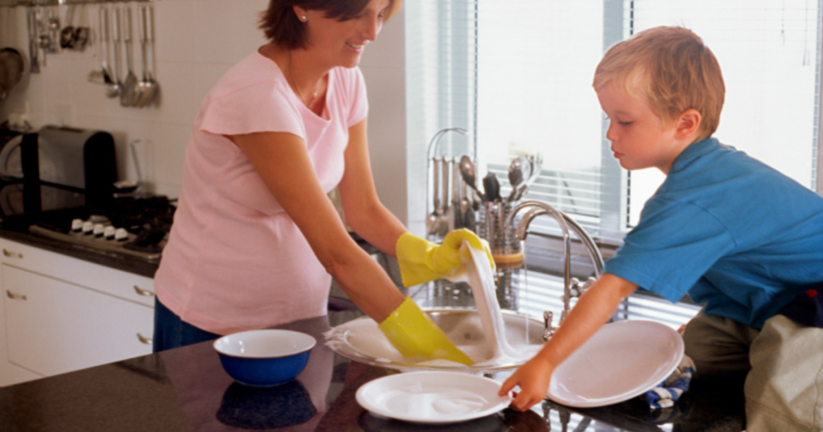 Мама помогла сыну убрать. Помогать маме по дому. Уборка по дому. Ребенок помогает по дому. Уборка посуды со стола для детей.