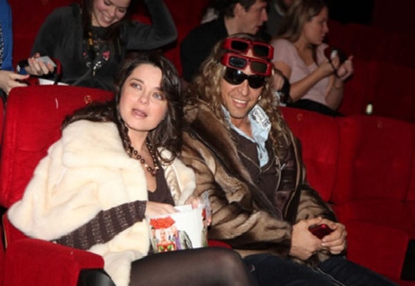 Королева и Тарзан годовщину свадьбы отметили на порношоу