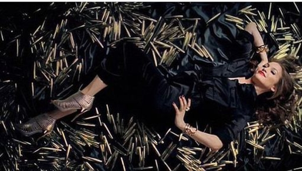 Дженнифер Лопес рекламирует тушь, демонстрируя ноги