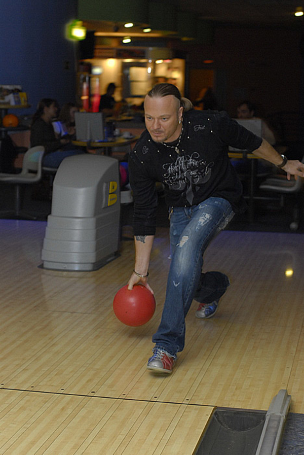 Певец Владимир Пресняков прячет лысину