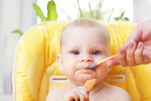 Детям до шести месяцев можно давать молоко и орехи