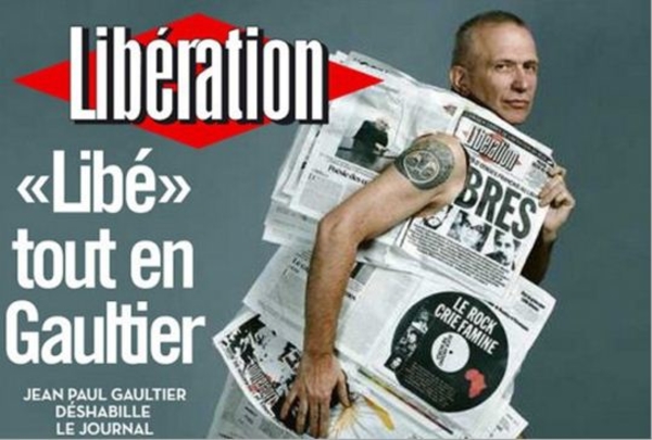 Жан-Поль Готье одел журналистов в наряды из газет