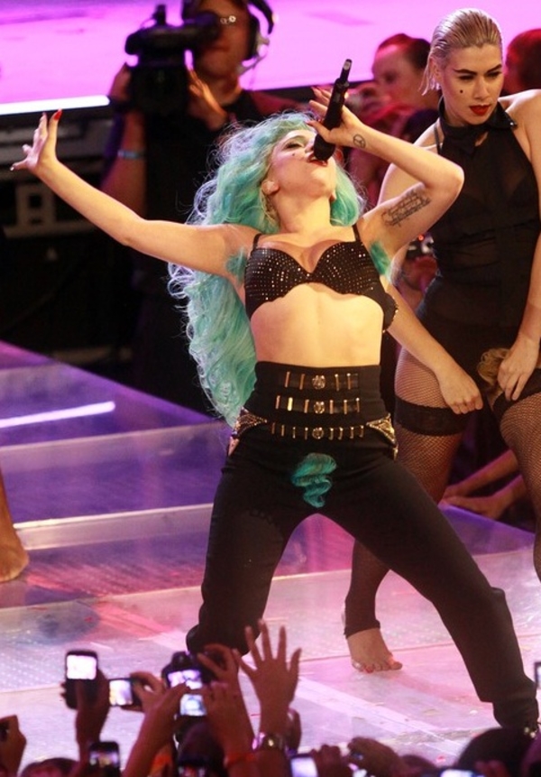 У Lady Gaga волосатые подмышки