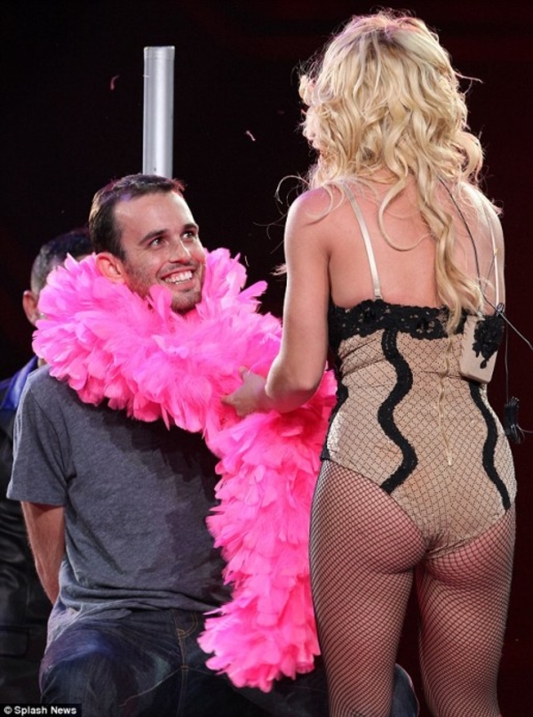 Бритни Спирс станцевала эротический танец для поклонника