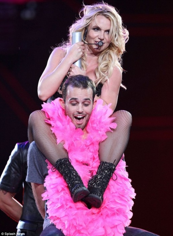 Бритни Спирс станцевала эротический танец для поклонника