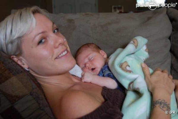 Пинк показала дочь