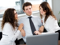 Секс втроем: пустить к себе в постель девушку или парня?