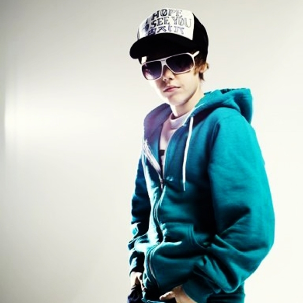 Джастин Бибер упал на землю на встрече с фанатами