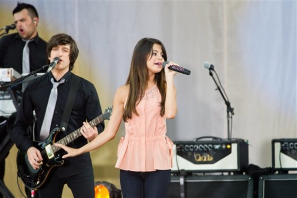 Селена Гомес презентовала клип  Song Love You Like A Love