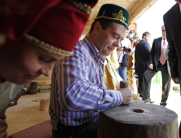 Президент России Дмитрий Медведев станцевал на рок-концерте