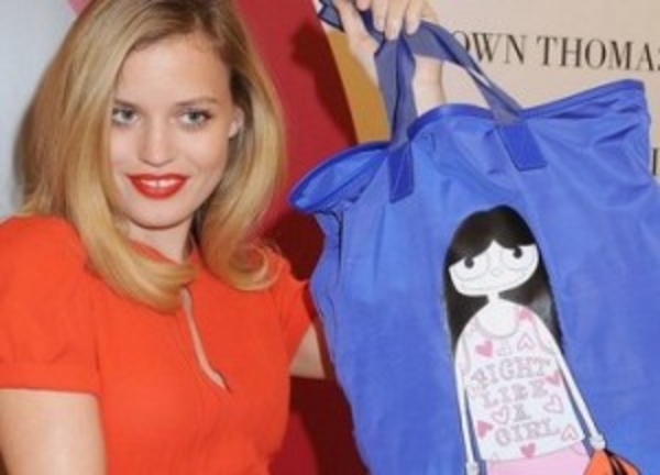 Дизайнер Марк Джейкобс помогает больным раком груди