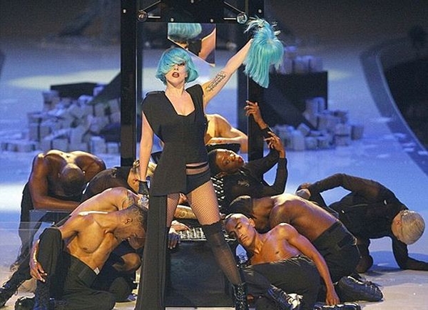 Lady Gaga будет носить вещи только от Versace