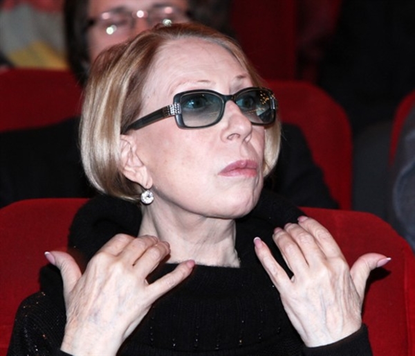 Чурикова сломала руку и ногу в аэропорту