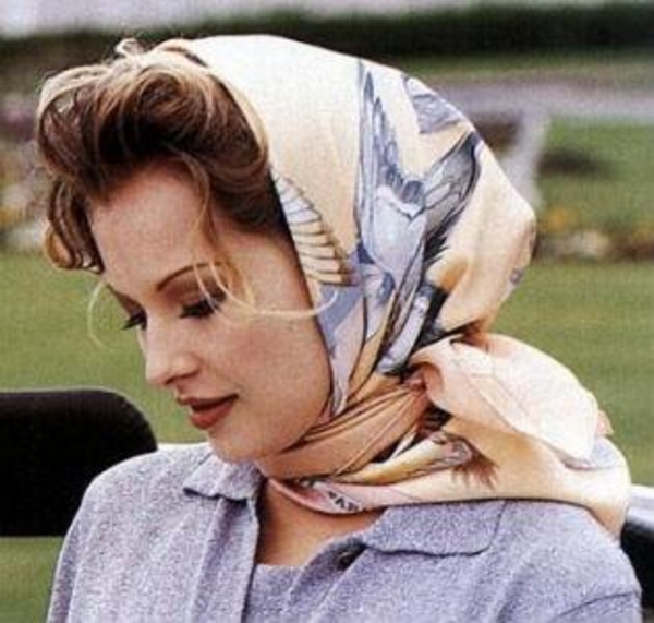 По стопам Грейс Келли: Как носить платок летом