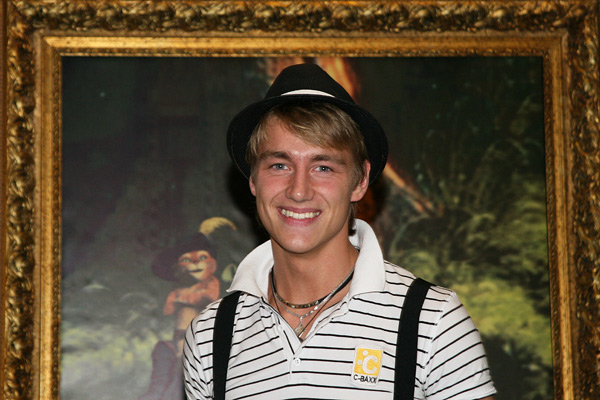 Алексей Воробьев спел с резиновой женщиной