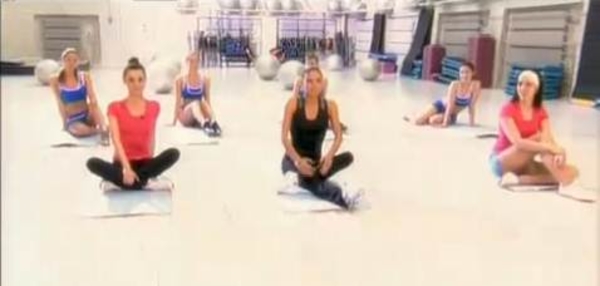 Выполняем упражнения на растяжку и релаксацию