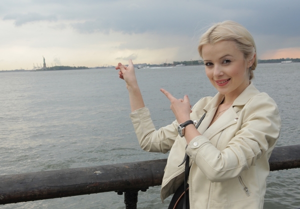 Мика Ньютон снимает мини-фильмы о своей жизни в Америке