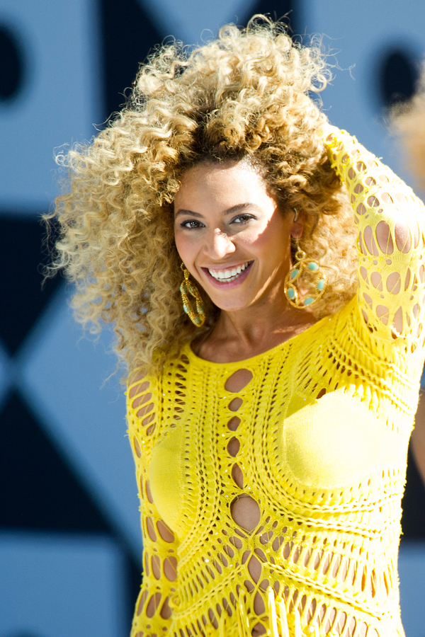 Бейонсе сохранила лидерство в британском чарте