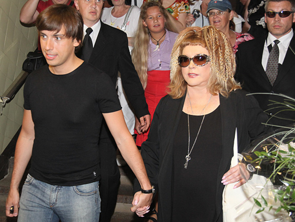 Пугачева и Галкин прокомментировали фото своего ребенка