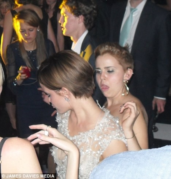 Эмму Уотсон папарацци застукали в стрип-клубе