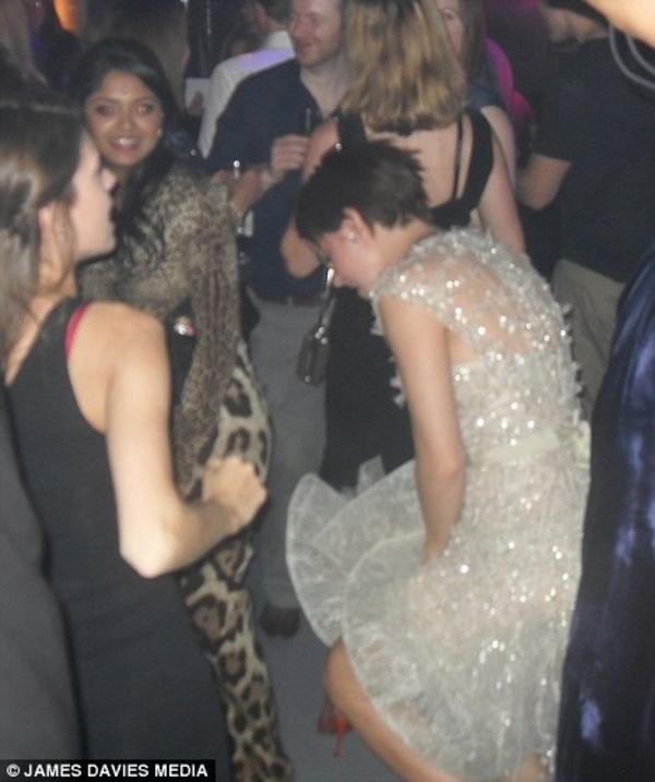 Эмму Уотсон папарацци застукали в стрип-клубе