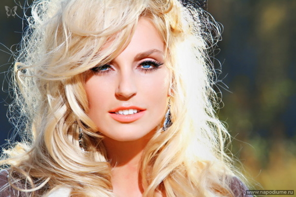 Как выглядит Саша Савельева без макияжа