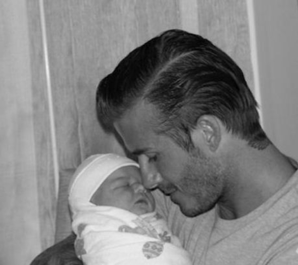 Чета Бекхэмов показала свою новорожденную дочь