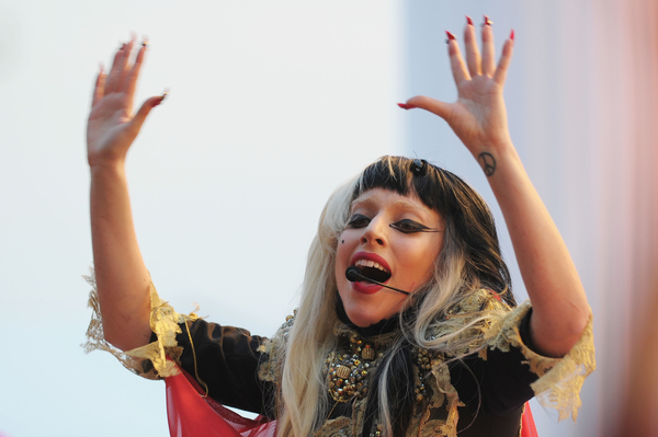 Lady GaGa пересела в инвалидную коляску