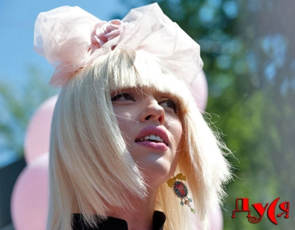 Ольга Полякова рисует животом