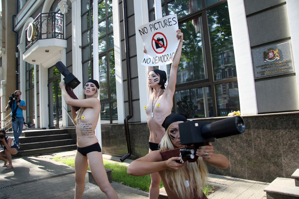 Работники посольства Грузии избили активисток FEMEN