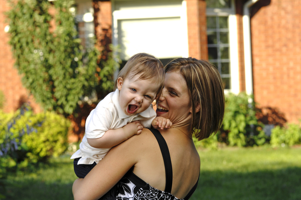 Как закаливать малыша летом