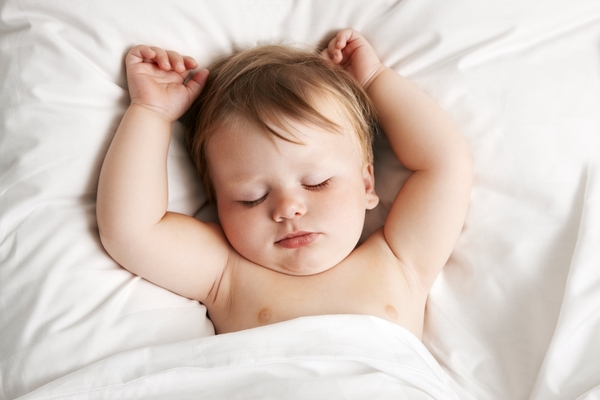 Ребенок потеет во сне: почему это происходит и стоит ли беспокоиться