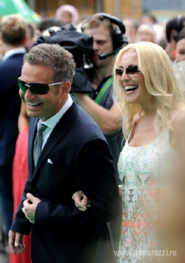 Леонид Агутин вышел на сцену без фирменной шевелюры